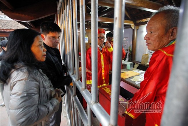 Ấn đền Trần 'ế' chỉ sau 2 giờ