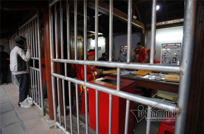 Ấn đền Trần 'ế' chỉ sau 2 giờ