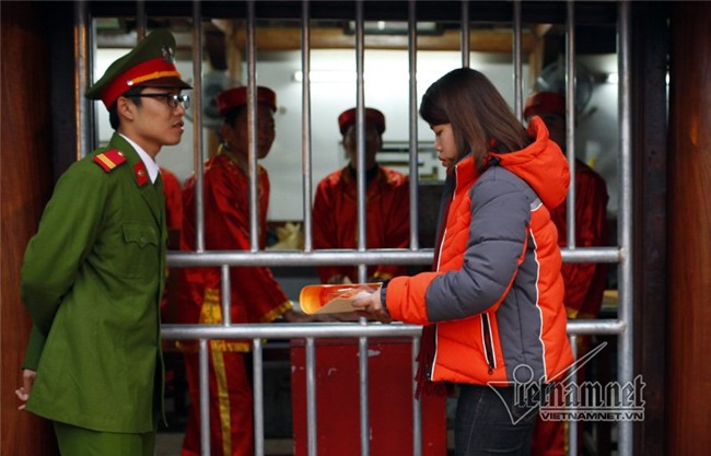 Ấn đền Trần 'ế' chỉ sau 2 giờ