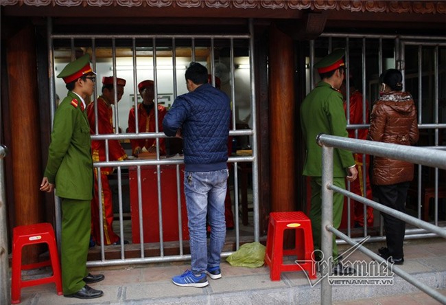 Ấn đền Trần 'ế' chỉ sau 2 giờ