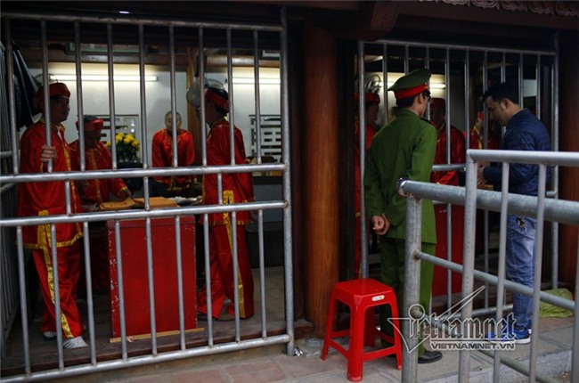 Ấn đền Trần 'ế' chỉ sau 2 giờ