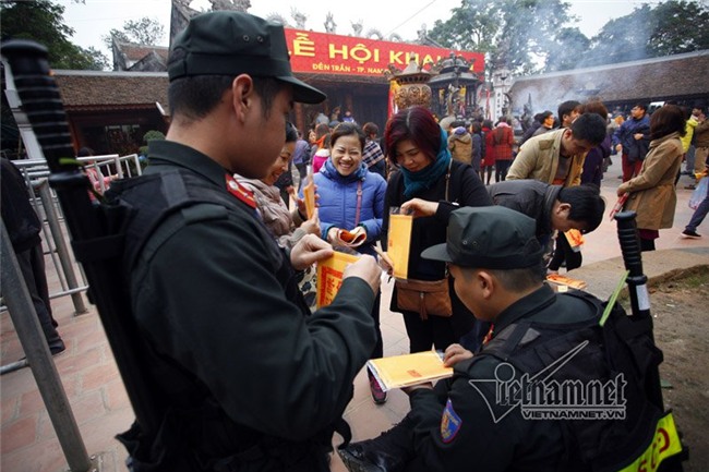 Ấn đền Trần 'ế' chỉ sau 2 giờ