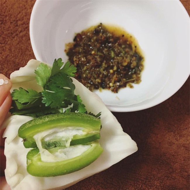 Bắp cải cuộn nhót xanh chấm chẩm chéo - món ăn chỉ nghĩ đã ứa nước miếng - Ảnh 3.