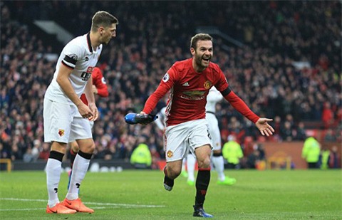 Mata ghi bàn và ăn mừng với... chiếc giày trên tay