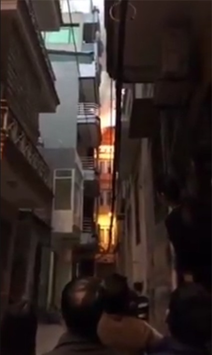 Hoa vang ma cung ram thang Gieng, nha 4 tang chay ngun ngut hinh anh 1