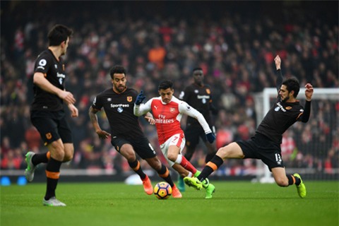 Sanchez thi đấu năng nổ và luôn khiến khung thành Hull chao đảo