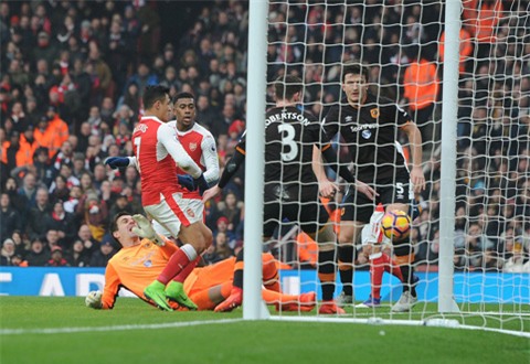 Sanchez chính là cầu thủ ghi bàn mở tỷ số... bảng tay