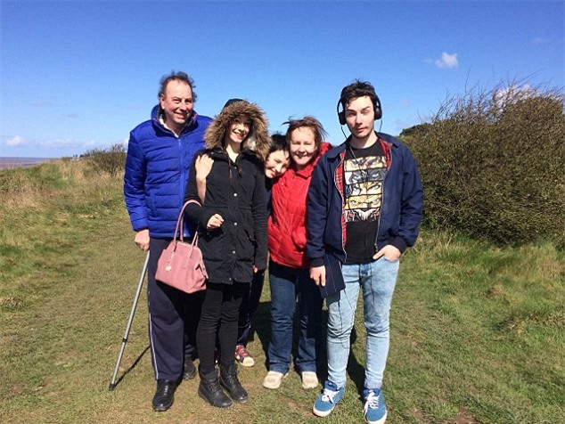 Đến tận cuối đời, cặp vợ chồng già vẫn nắm tay nhau không rời trên giường bệnh - Ảnh 2.