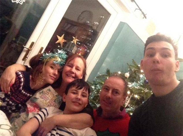 Đến tận cuối đời, cặp vợ chồng già vẫn nắm tay nhau không rời trên giường bệnh - Ảnh 3.