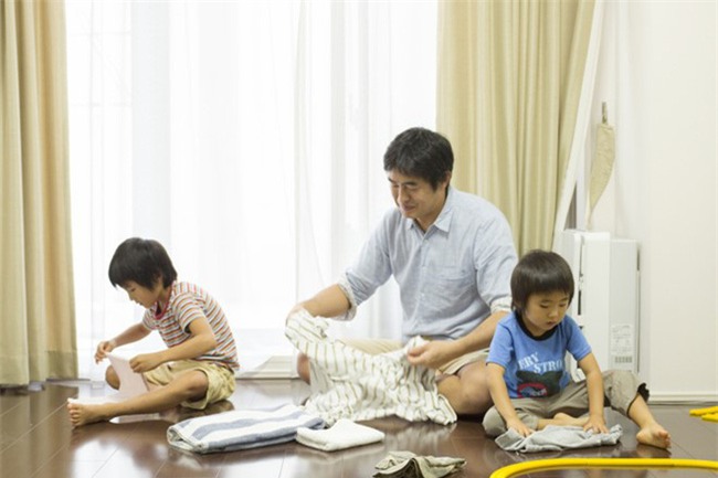 Để trẻ làm việc nhà ngay từ bé là bố mẹ đang nuôi dạy con thành người tự chủ - Ảnh 1.