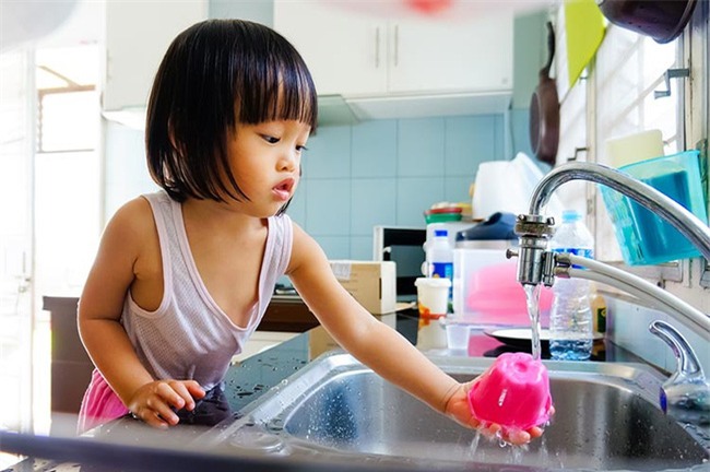 Để trẻ làm việc nhà ngay từ bé là bố mẹ đang nuôi dạy con thành người tự chủ - Ảnh 2.