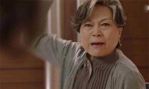 noi an han cua nguoi me chong tung doi xu te bac voi con dau cua minh - 1