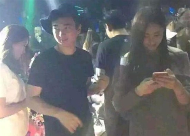 Tư Thông “đốt” 200.000 nhân dân tệ (khoảng 700 triệu đồng) trong một bữa tiệc Halloween