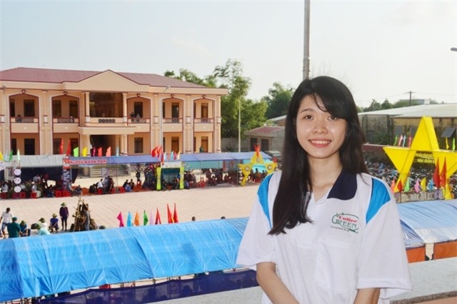 Nữ tân binh Đỗ Thị Phương Thảo đang tham gia hội tòng quân, chuẩn bị lên đường nhập ngũ.