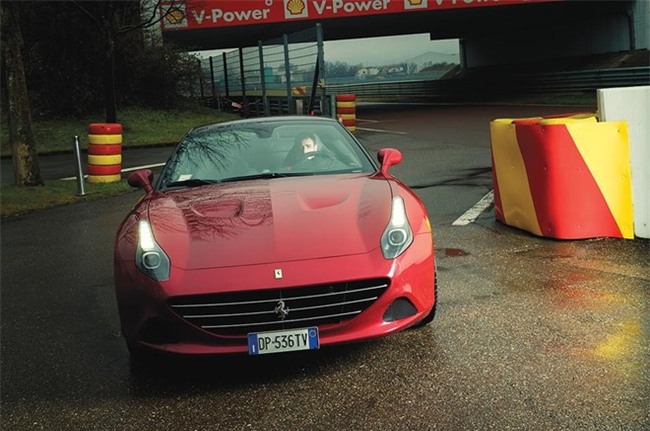 Ai quyet dinh su ngo nguoc cua sieu xe Ferrari? hinh anh 3