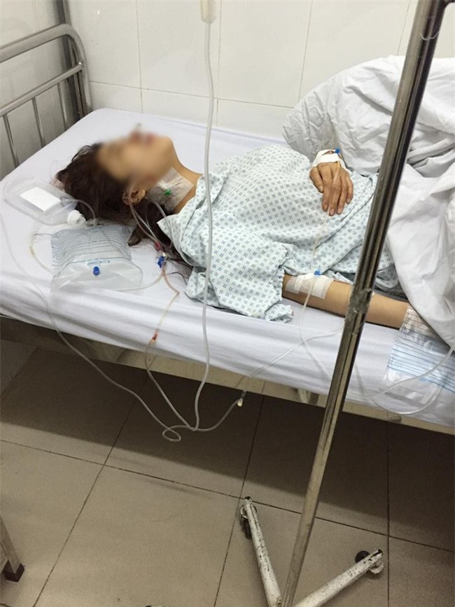 Hà Nội: Người vợ xinh đẹp bị chồng đâm trọng thương phải nhập viện cấp cứu trong đêm - Ảnh 2.