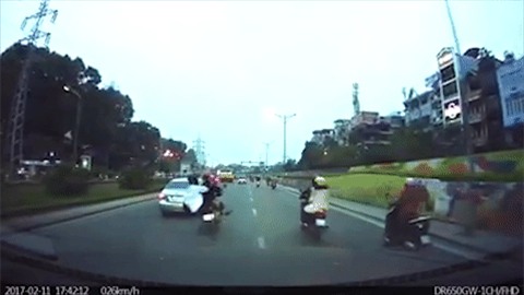 Clip: Nam thanh niên lộn nhào vì trượt khỏi xe kẹp 3, không đội mũ bảo hiểm - Ảnh 2.