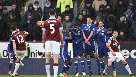 Tuy nhiên, Bradly đã giúp Burnley gỡ hòa với cú sút phạt thần sầu