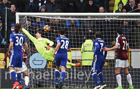 Courtois dù bay người hết cỡ cũng không thể cản phá