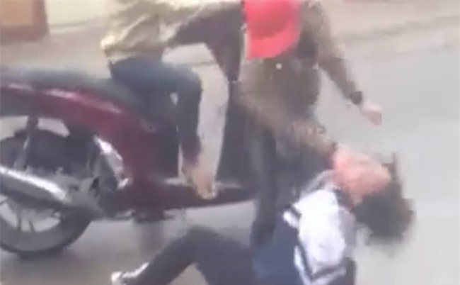 Công an triệu tập 2 người đánh đập nữ sinh cấp 3 trước cổng trường