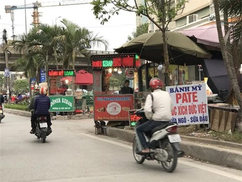 Xe đẩy bánh mì vỉa hè: Bán đều quanh năm, thu đủ tiền tỷ