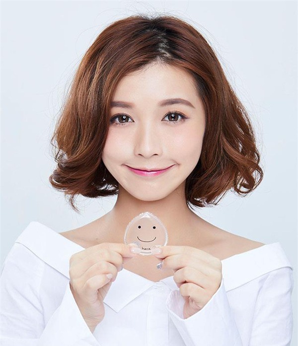 Quên miếng xốp đánh kem nền đi, giờ phải dùng 4 miếng mút này da mới nhanh mịn! - Ảnh 1.