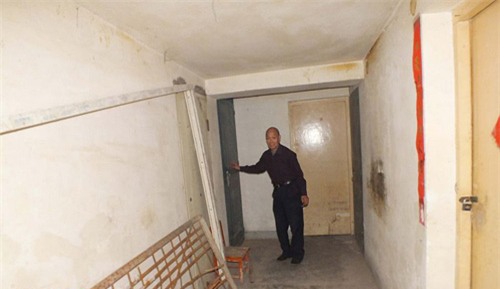 Phát hiện căn hầm bí mật ngay trong chung cư mà yêu râu xanh dùng để bắt giam và hãm hiếp 6 phụ nữ - Ảnh 4.