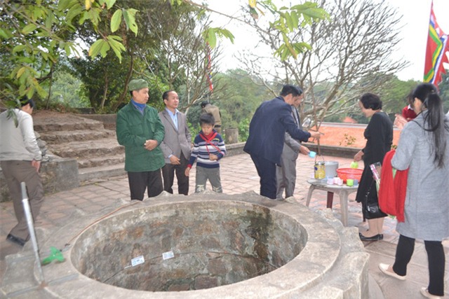 su that ve gieng nuoc hon 700 tuoi "chua bach benh" o con son - 4