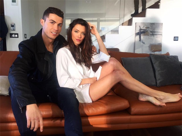 Siêu mẫu Anna Christina Schwartz tung ảnh tình tứ bên cạnh C.Ronaldo