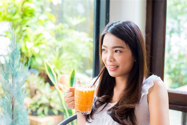 Uống vitamin C kiểu này chẳng những không lướt bệnh được mà còn ốm nặng hơn - Ảnh 1.