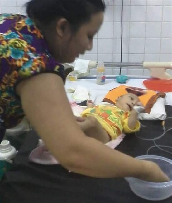 Công việc mà chị Loan làm hơn 1 năm qua chỉ là chăm con và chăm chồng trong bệnh viện, cuộc sống đã khó lại càng thêm khó