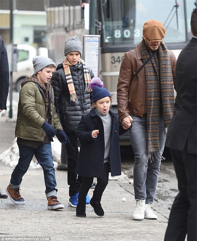 Harper làm mặt khôi hài khi được ra ngoài cùng bố và các anh trai  - Ảnh 2.