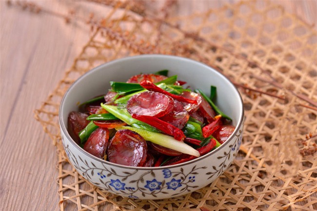 Lạp xưởng dư sau Tết, chế biến ngay 2 món cực ngon cơm! - Ảnh 3.