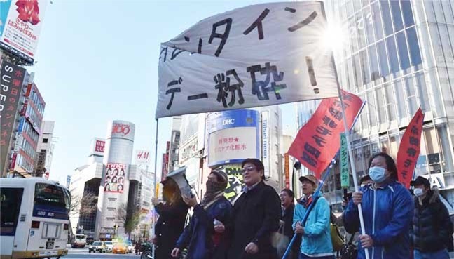 Chống Valentine ở Nhật: Âu yếm nơi công cộng là khủng bố - Ảnh 1.