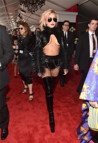 Cô thu hút mọi sự chú ý từ khi bước vào thảm đỏ