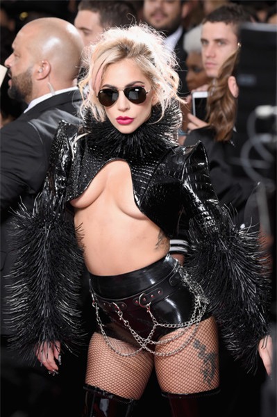 Lady Gaga táo bạo trên thảm đỏ lễ trao giải âm nhạc uy tín nhất hành tinh Grammy