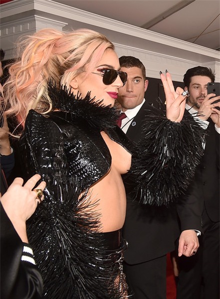 Gaga nổi bật bởi trang phục bốc lửa