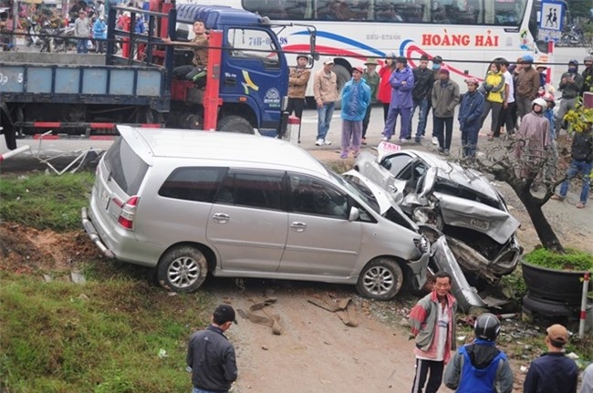 Nguoi dan thao chay khi taxi bi tong vang 10 m hinh anh 1