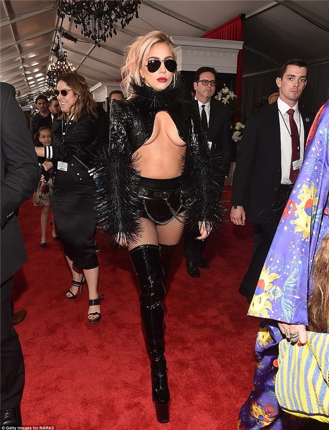 Nhung trang phuc gay soc nhat tham do Grammy 2017 hinh anh 3