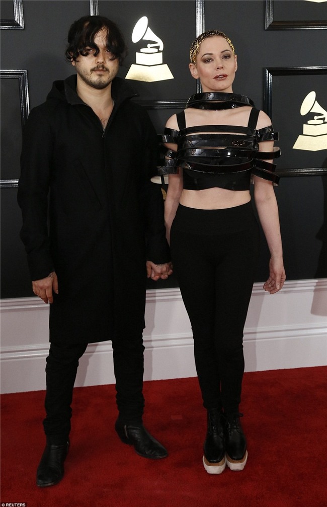 Nhung trang phuc gay soc nhat tham do Grammy 2017 hinh anh 8