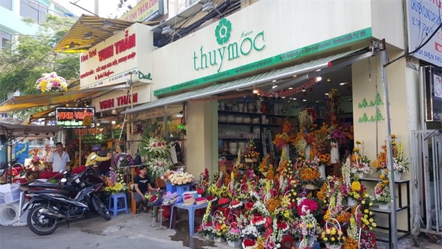 Các shop hoa bố trí nhiều giỏ với những kiểu dáng khác nhau để khách hàng lựa chọn (Ảnh: Thanh Doanh)