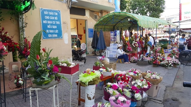 Hoa tràn xuống các tuyến đường... đón khách (Ảnh: Thanh Doanh)