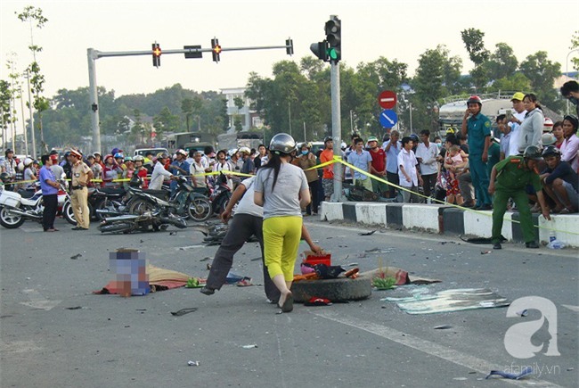 Bình Dương: Xe khách tông hàng loạt ô tô xe máy, hai chị em bé gái chết thảm - Ảnh 2.