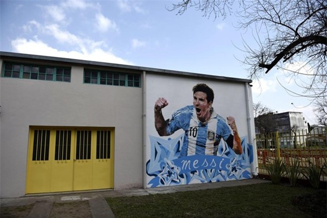 Messi chi 200.000 bang lam tu thien o que nha hinh anh 1