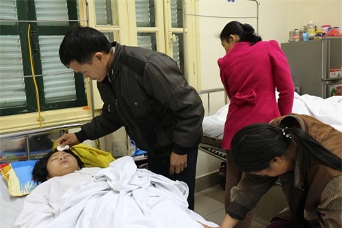 sau con dau dau, be gai 15 tuoi di kham bat ngo phat hien u nao bien chung mu mat - 2