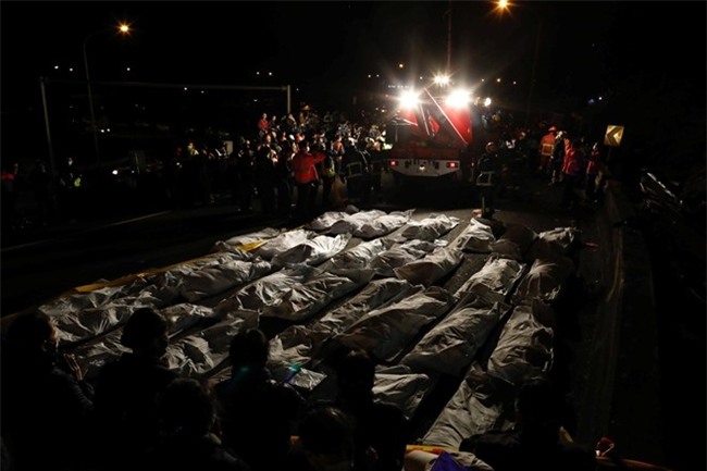 Xe ngam hoa anh dao lat o Dai Loan, 32 nguoi thiet mang hinh anh 2