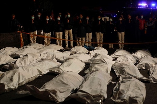 Xe ngam hoa anh dao lat o Dai Loan, 32 nguoi thiet mang hinh anh 3