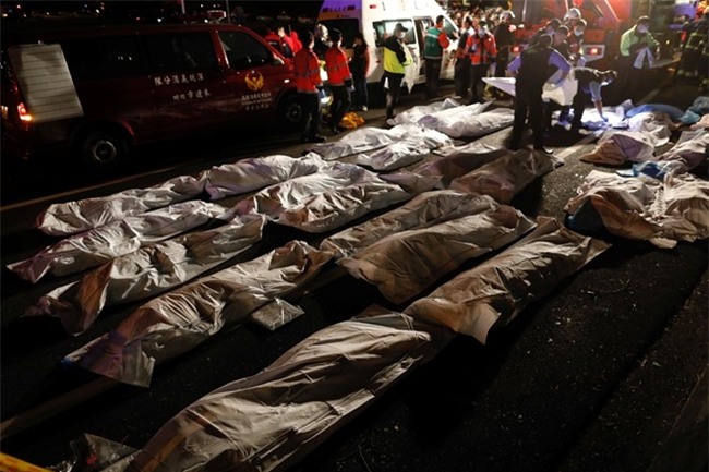 Xe ngam hoa anh dao lat o Dai Loan, 32 nguoi thiet mang hinh anh 4