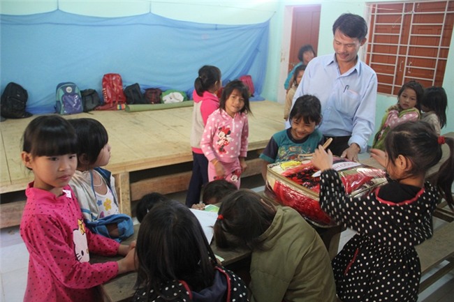 Thầy hiệu trưởng chuyên cứu giúp trẻ mồ côi