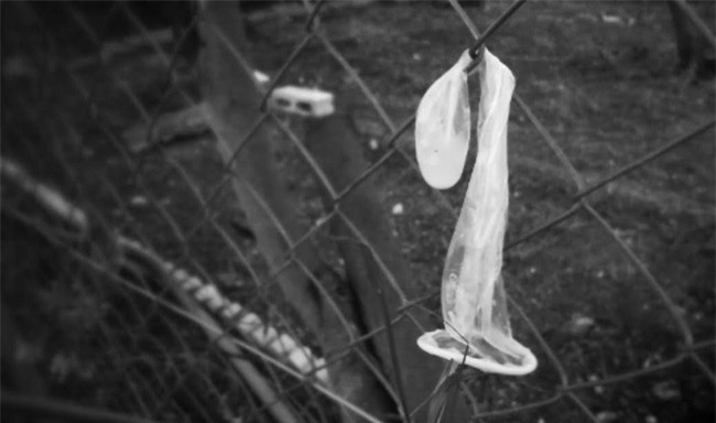 Giáo viên sốc nặng phát hiện bé 5 tuổi hồn nhiên nhai bao cao su đã qua sử dụng trong trường - Ảnh 1.